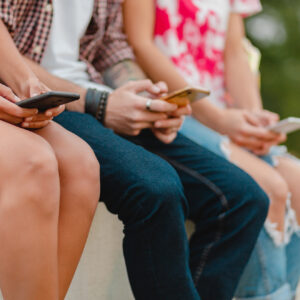 Stop agli smartphone per gli under 14 e divieto dei social prima dei 16 anni