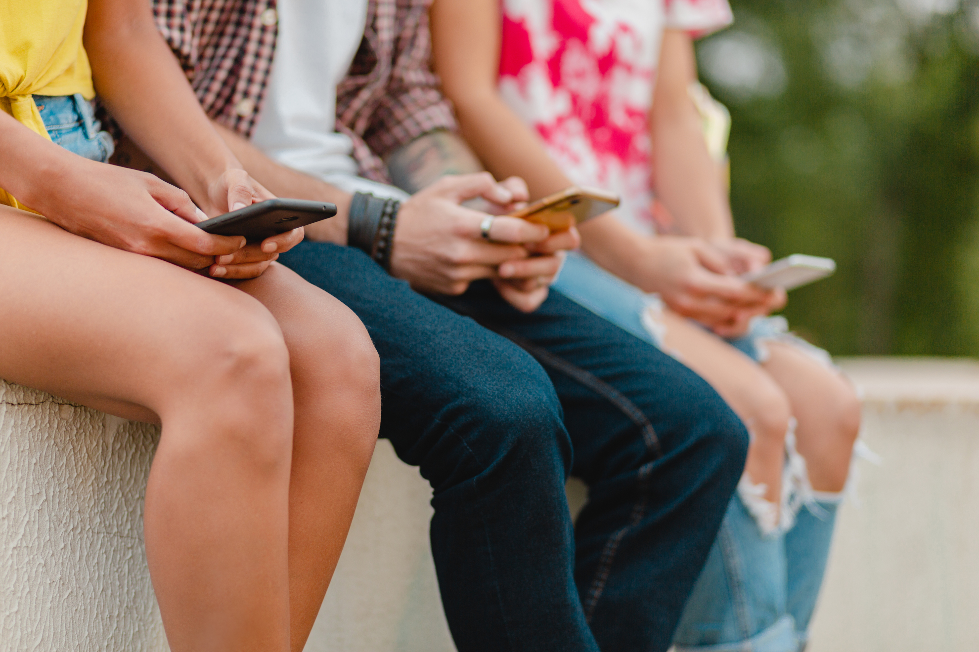 Stop agli smartphone per gli under 14 e divieto dei social prima dei 16 anni